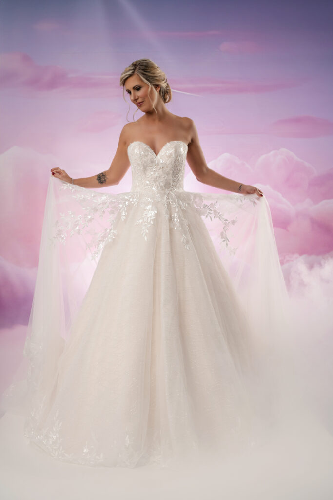 Verspieltes Hochzeitskleid von Vivien Wonder von vorne